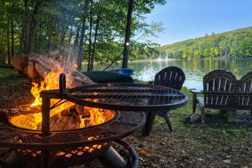 East Stroudsburg Villa | Switch to hosting Peaceful Lakefront Stay, HotTub, Fireplace, Kayaks