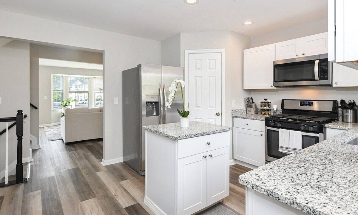 Rossville House | The Lux Middle River Retreat King Bed/WiFi/Billiards/SmartTVs/Chef Kitchen/Deck