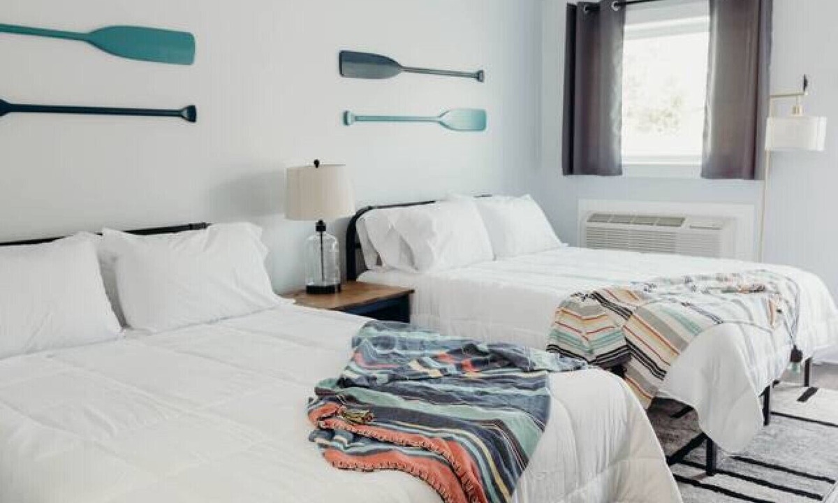 Byrdstown Bed & Breakfast | The Pendergrass Room, Lakeside Inn at Dale Hollow
