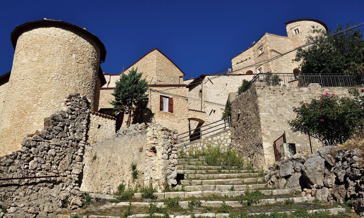 Castel del Monte House | The shelter between the two towers - House in the historic center in the Gran Sasso Park