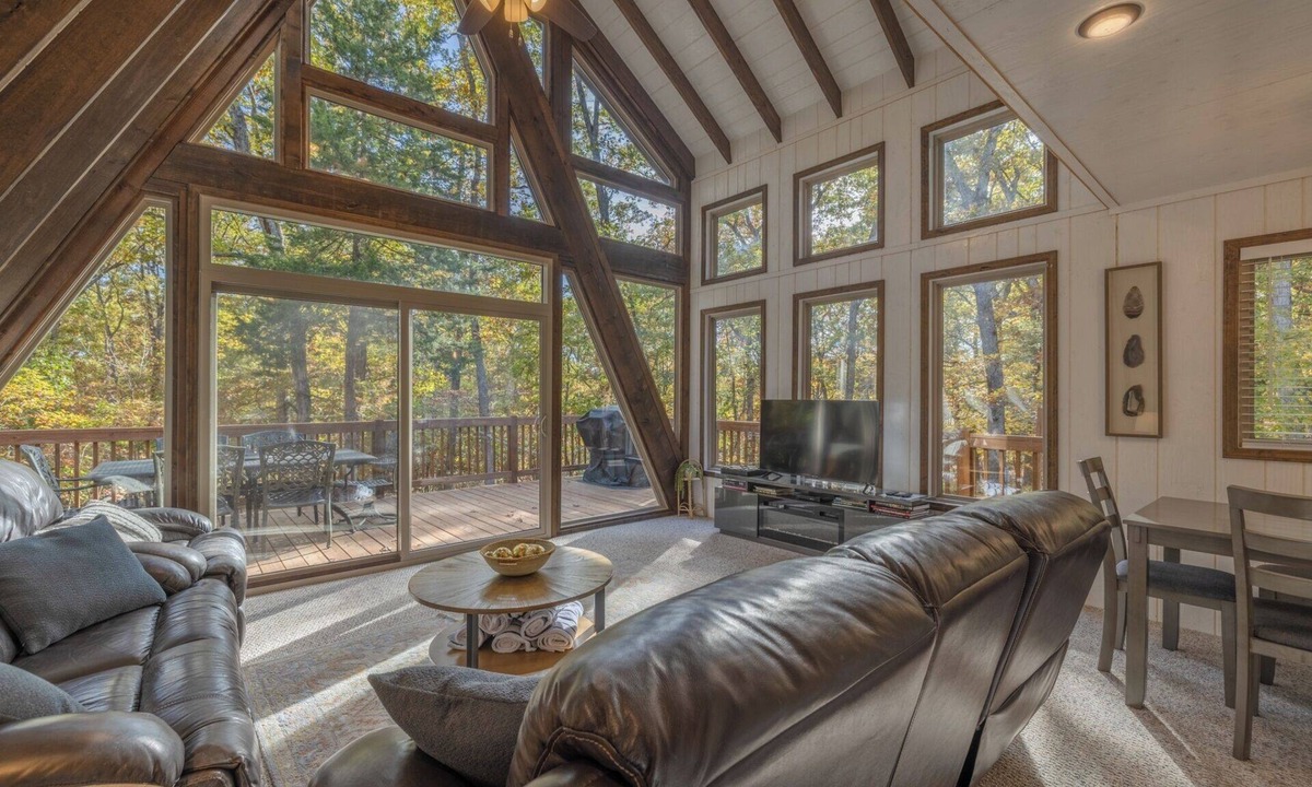Innsbrook Ski Chalet | The Trailshead Chalet: hot tub, fire pit, play fort, grill & more