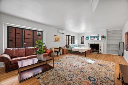 Shadyside Apartment | The Walnut Suites - The Incline Suite