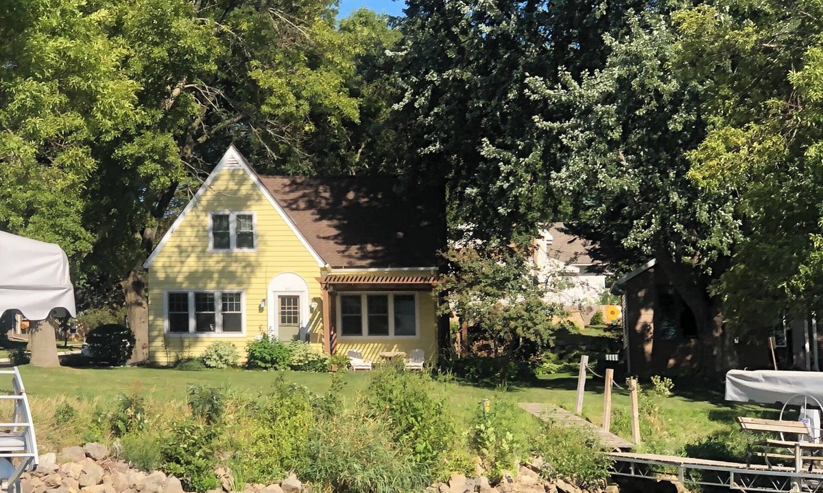 Albert Lea House | The Yellow Lakeside Cottage - Albert Lea, MN