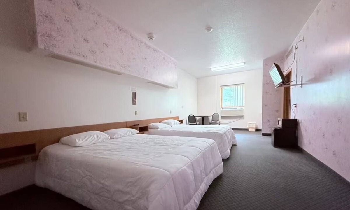 Ida Grove Hotel | Three Affordable Castle-Themed Rooms w/Bathtub for Relaxation Near Landmarks