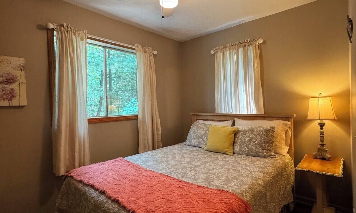 Old Washington Cottage | Timberline Cabins - Dogwood Cottage - Hot Tub, Pets