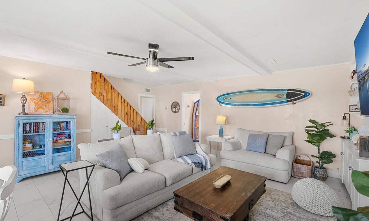Interchange Square House | Tropical Backyard Hideaway — Private Fenced Yard, Balcony & Ground-Level Walkout Patio! 🍹