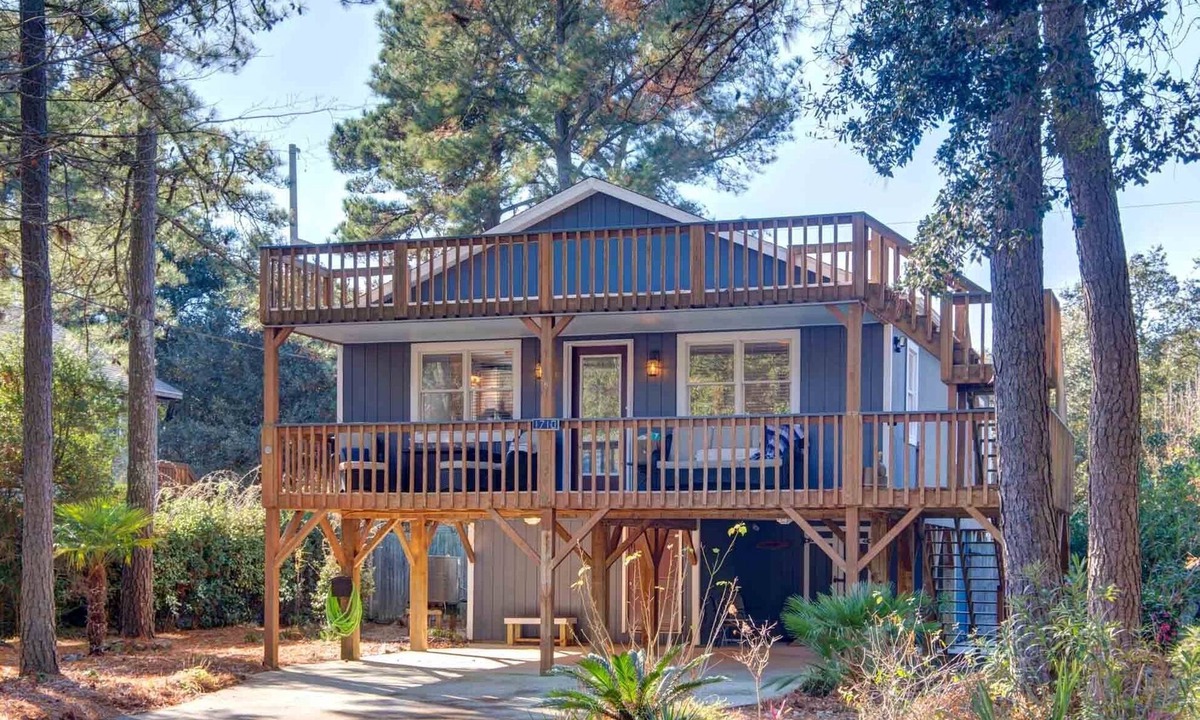 Colington House | Tucker’s Treehouse - pup friendly with fully fenced yard & hot-tub!