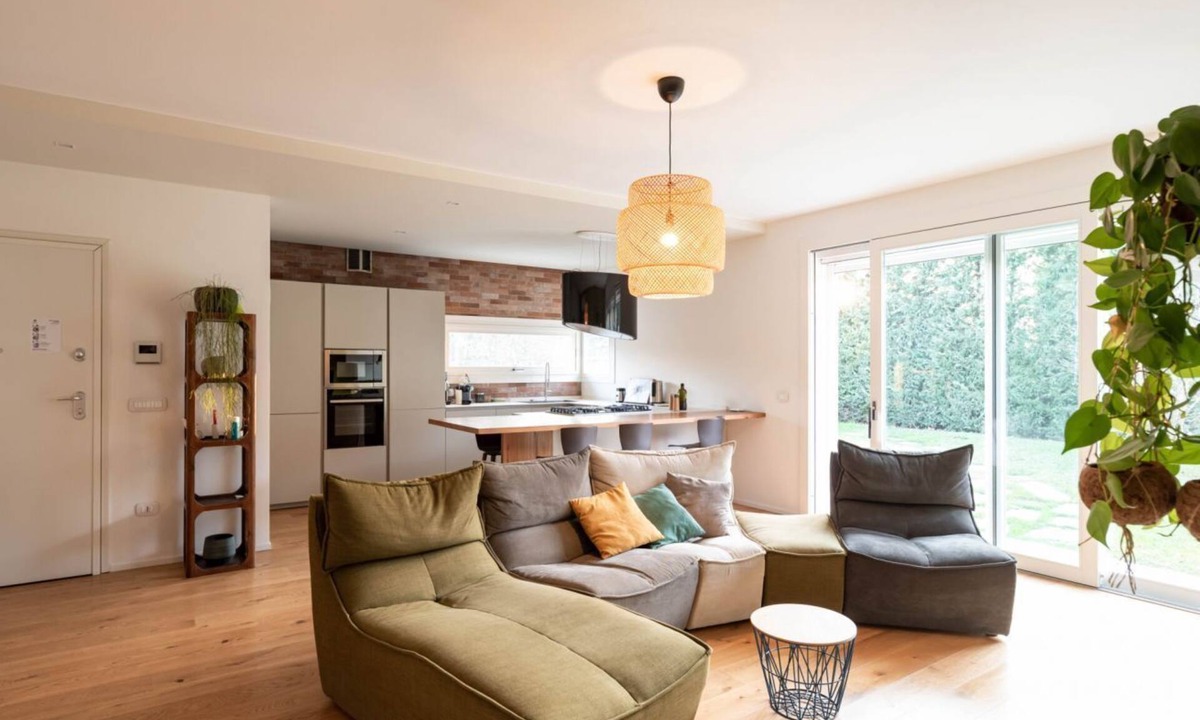 Noventa Padovana Villa | Unique villa in a quiet residential neighborhood, just 15 minutes by car from Padova, where you can enjoy the right relaxation away from city life.Ideal for couples or families and for business trips, it is perfect for 4 guests, bright and spacious, with