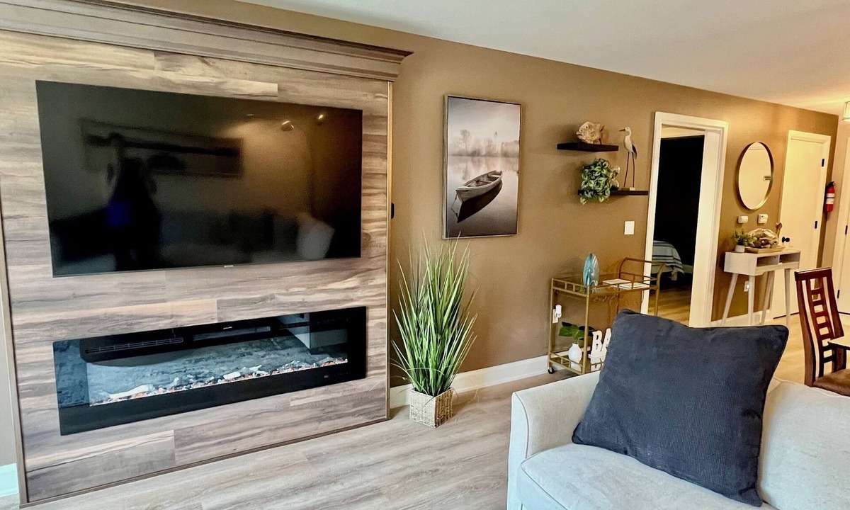 Lake Geneva Condo | Updated 2 BR Interlaken condo close to Lodge & GN/Outdoor Pool/Easy Parking