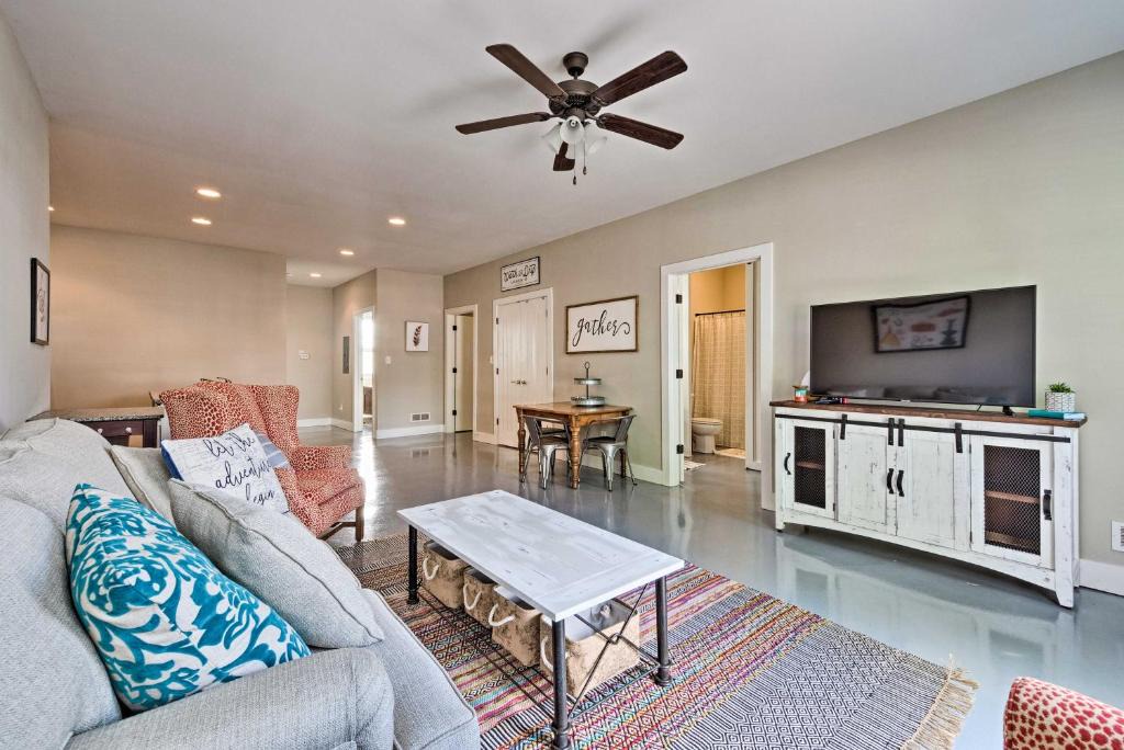 Bowling Green Apartment | Updated Apt: 1 Mi to Western Kentucky University!