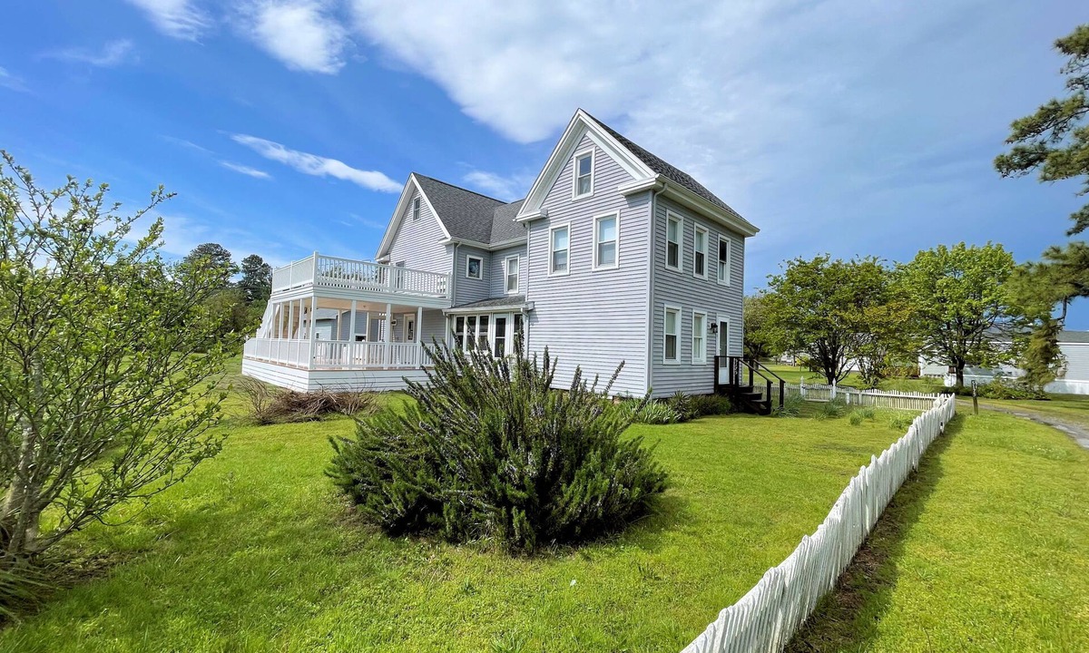 Deep Hole House | Vanity Fair - 4BR/2.5B w/lg screened in porch and decks! LINENS & TOWELS