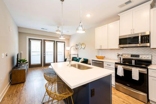 Plaza Midwood Apartment | Vibrant and Spacious 1BR w Pool Parking and Gym