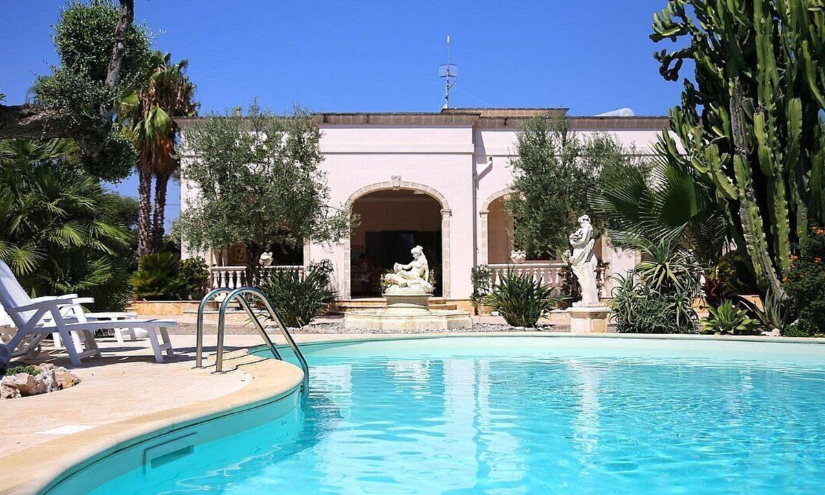 Fasano Villa | Villa Castalia: A splendid and luminous two-story villa situated in a quiet location, surrounded by a wonderful garden, with Free WI-FI.