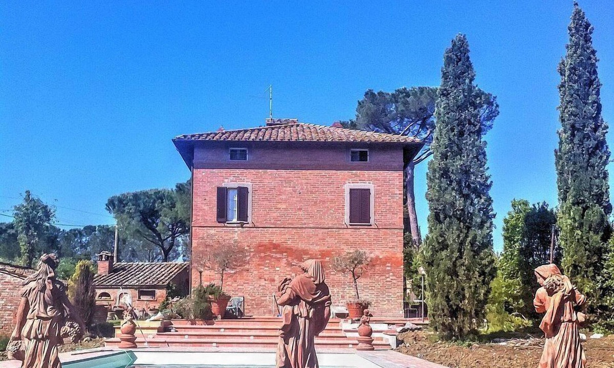 Castiglione del Lago Villa | Villa Eloisa: A three-story historical villa surrounded by the greenery, with Free WI-FI.