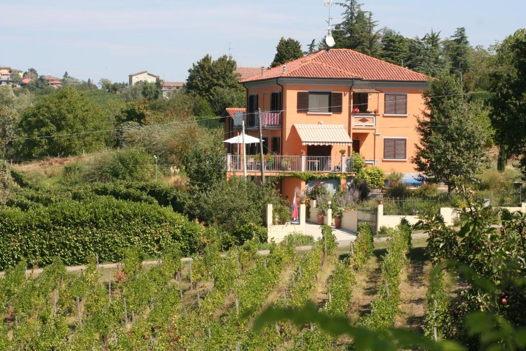 Montecalvo Versiggia Apartment | Villa I Due Padroni, two apartment House - Apartment Loggione