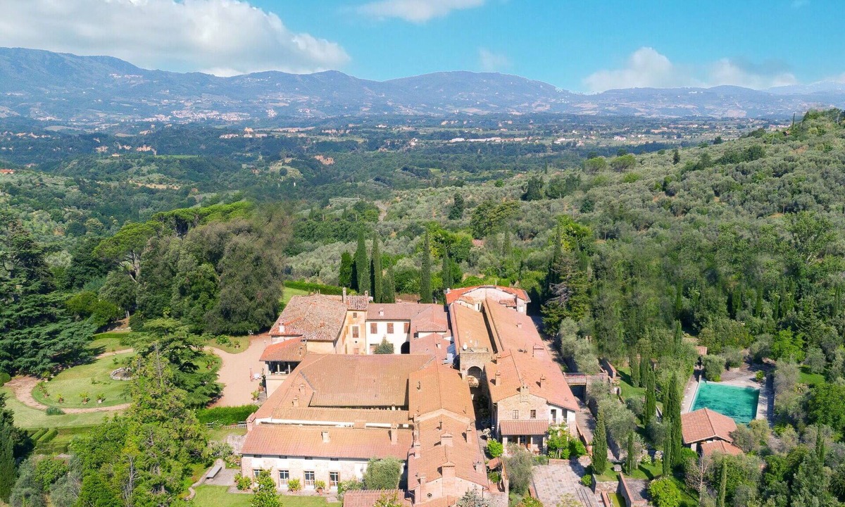 Pian di Sco Villa | Villa in Casa Biondo with 23 bedrooms sleeps 46
