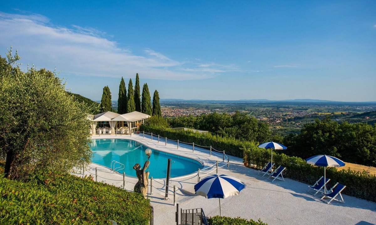 Pieve a Nievole Villa | Villa in Montecatini Alto with 6 bedrooms sleeps 14