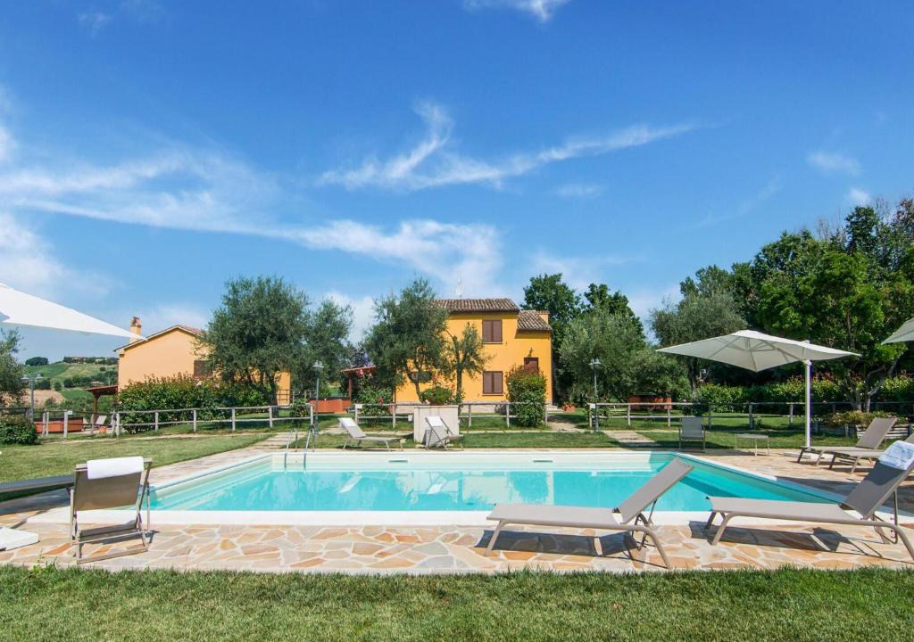Ostra Vetere House | Villa in Ostra Vetere with Pool and Jacuzzis