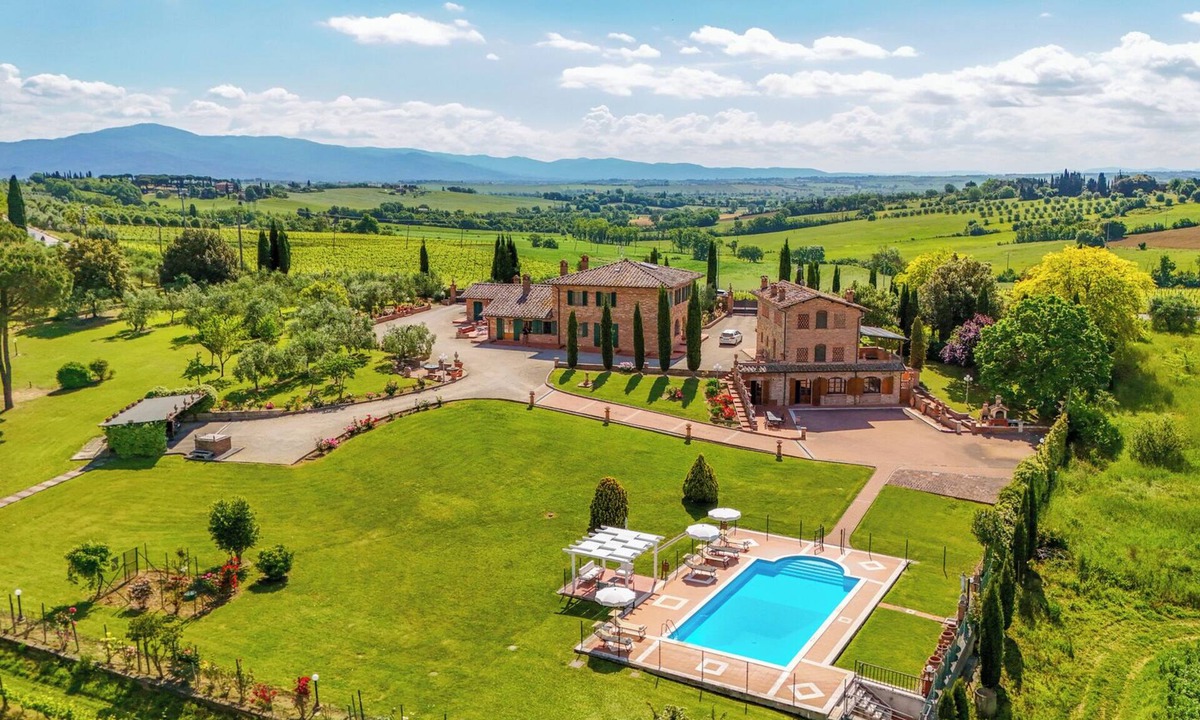 Foiano della Chiana Villa | Villa Splendida, private villa with pool, A/C near Montepulciano and Cortona