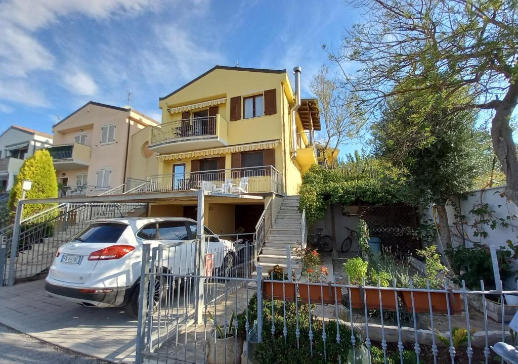 Loreto House | Villetta con giardino e parcheggio coperto