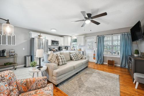 Vine Grove House | Vine Grove Home w/Deck, 4 Mi to Saunders Springs!