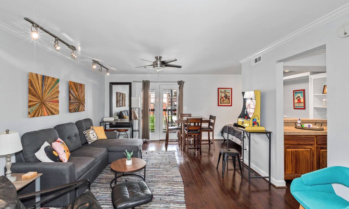 Rutledge Hill Condo | Walk 2 Broadway! Balcony! Free Parking!