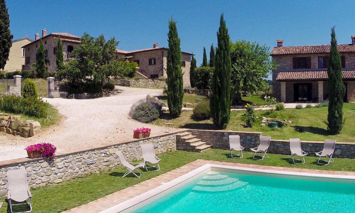 Todi House | WEEKLY RENTALS FOR FAMILY HOLIDAYS - UP TO 24 PEOPLE - 3 COUNTRYHOUSES