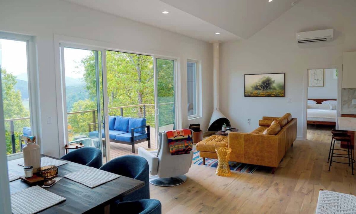 Young Harris Cabin | Wildcat Modern 2BR - Fireplace/Firepit/Dogs/Views