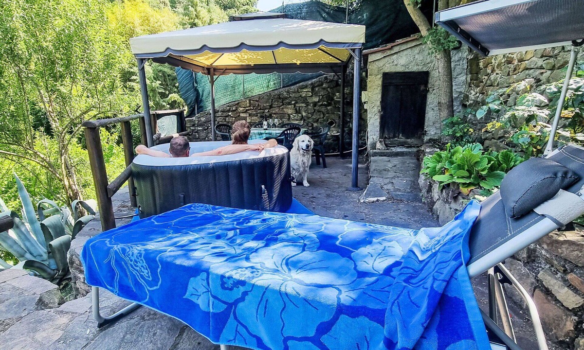 Montorgiali House | Wonderful private villa for 5 people with WIFI, A/C, hot tub, TV, patio and pets allowed