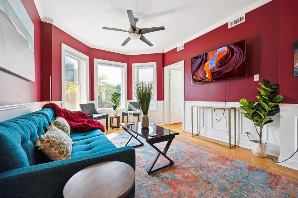 Lakeview Apartment | Wrigley 2BR, 1BA with Free Parking