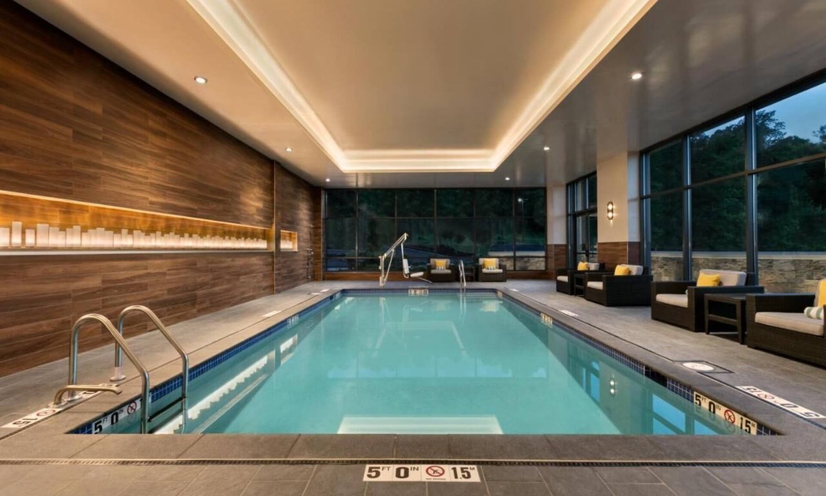 Berkeley Heights Hotel | Your Home Away from Home in Florida! Indoor Pool, Free Breakfast, Pets Allowed!