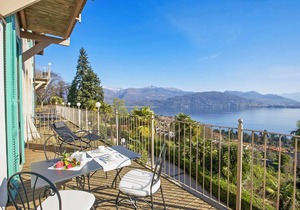 3-room apartment with balcony in an Art Nouveau villa with communal pool