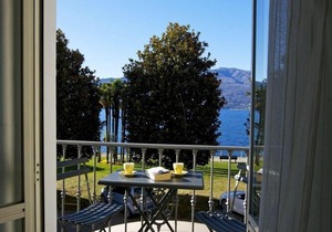 Attractive apartment in a palazzo from the 17th century. Right on the lake promenade