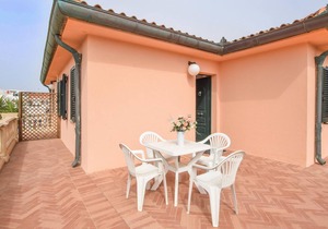 Attractive holiday apartment for a relaxing holiday near the sea.