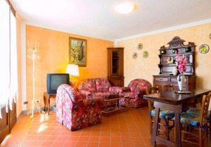 Bright Farmhouse in Montecatini Terme with Swimming Pool