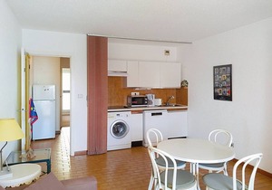 Charming T2 in La Favière with pool and private parking, near beaches and shops