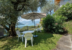 Detached villa with garden a short distance from the lake