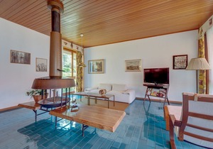 Detached villa with garden a short distance from the lake