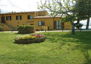 IL PINO: apartment within farmhouse just 15 minutes far from Assisi.