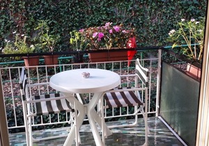 Lovely apartment few minutes walk from Garda and the Lake, swimming pool nearby.