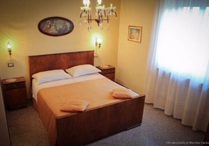Montefalco Guest House - Red Room