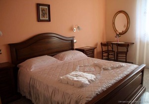 Montefalco Guest House - Red Room