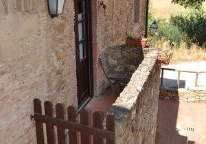Panoramic three-room apartment in a charming medieval village with swimming pool, tennis, in the countryside near the sea