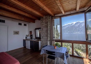 Studio rustically furnished, overlooking lake and with terrace
