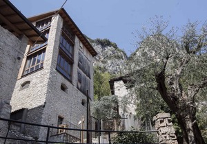 Studio rustically furnished, overlooking lake and with terrace