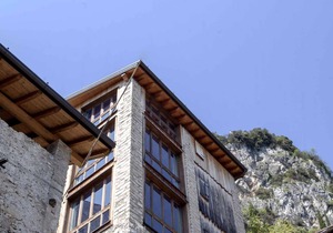 Studio rustically furnished, overlooking lake and with terrace