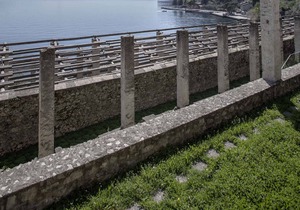 Studio rustically furnished, overlooking lake and with terrace