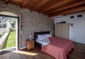 Studio rustically furnished, overlooking lake and with terrace
