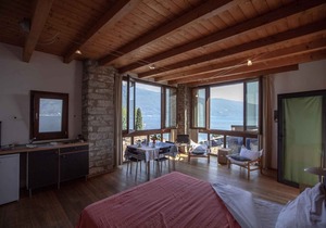 Studio rustically furnished, overlooking lake and with terrace