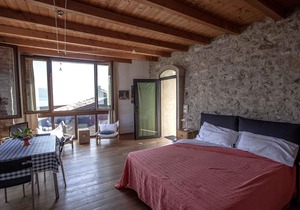 Studio rustically furnished, overlooking lake and with terrace